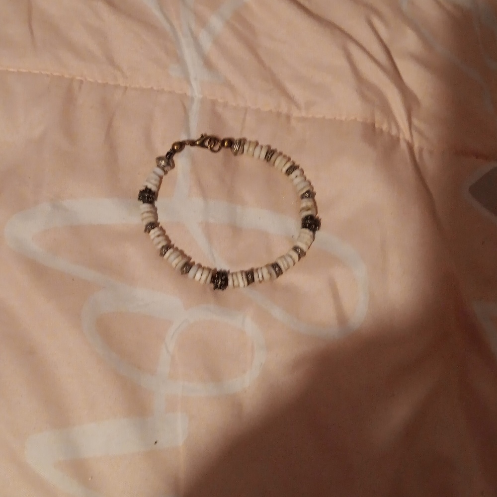 NWOT Shell bracelet